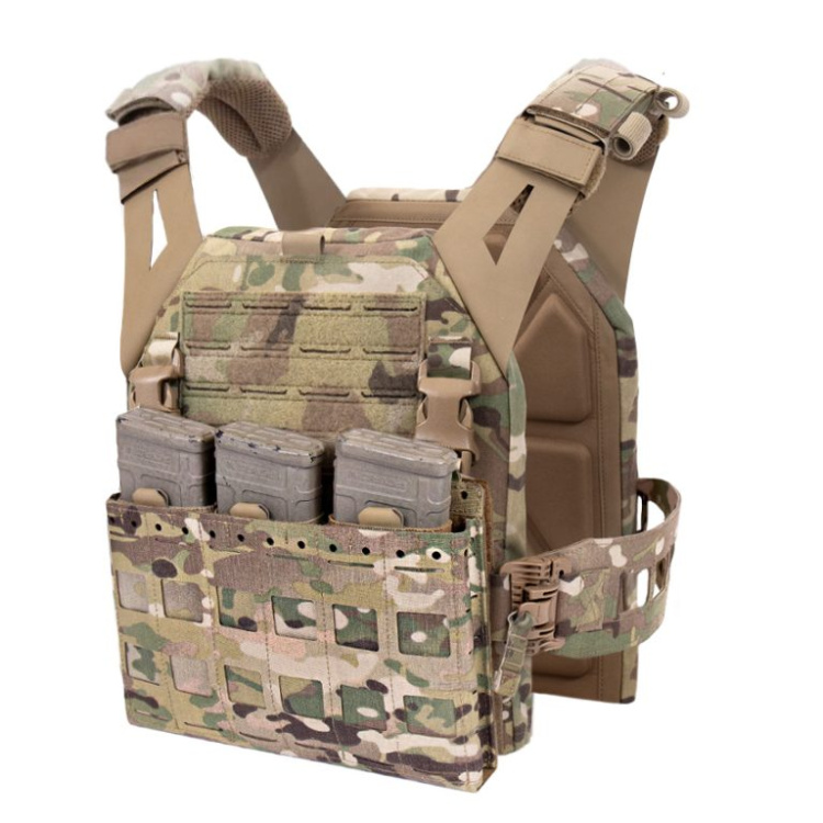 Nízkoprofilový nosič plátů s kapsou na tři puškové zásobníky Warrior LPC V3, Multicam