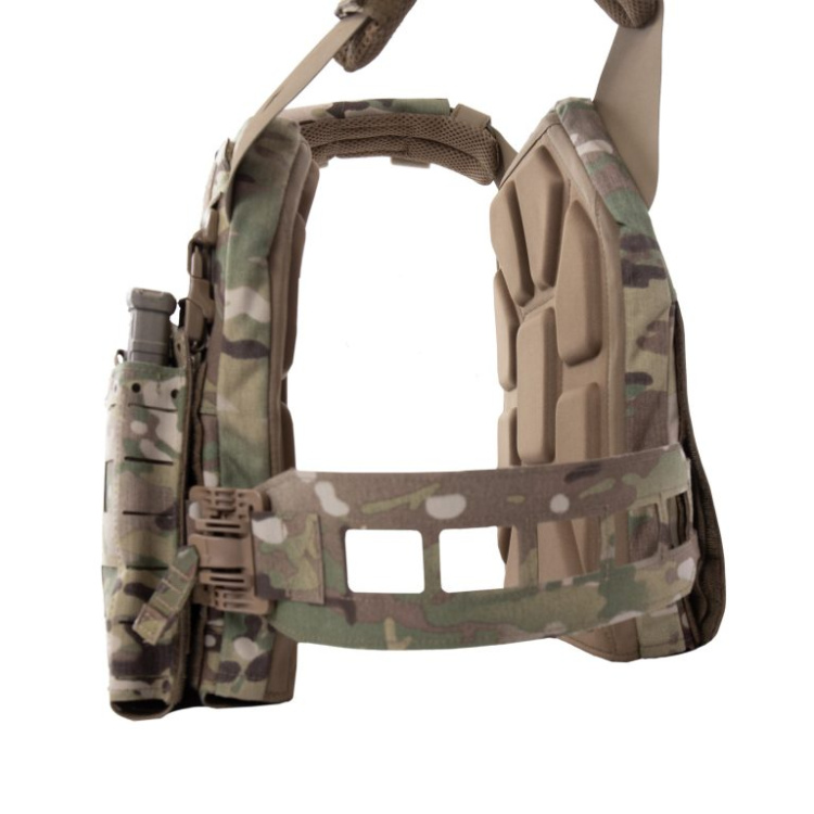 Nízkoprofilový nosič plátů s kapsou na tři puškové zásobníky Warrior LPC V3, Multicam