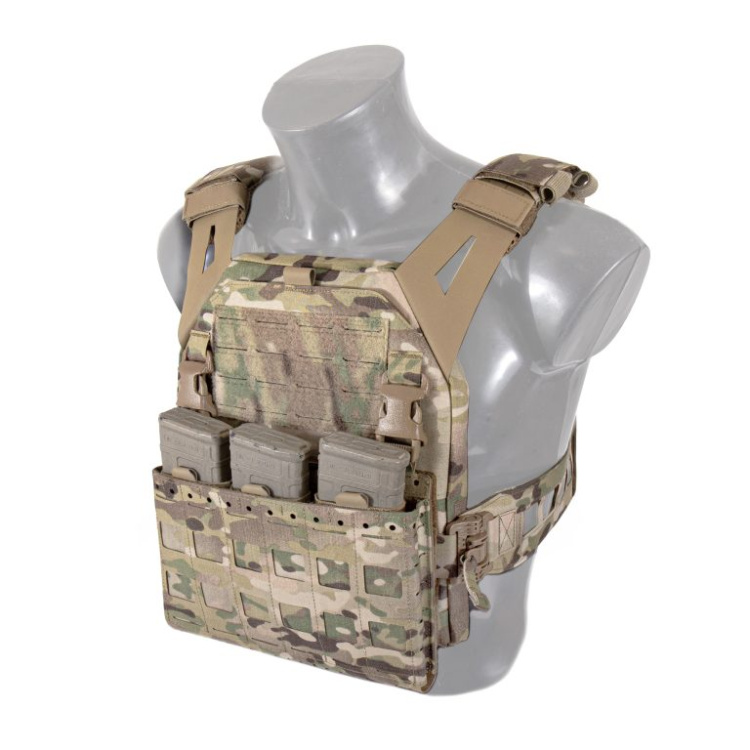 Nízkoprofilový nosič plátů s kapsou na tři puškové zásobníky Warrior LPC V3, Multicam