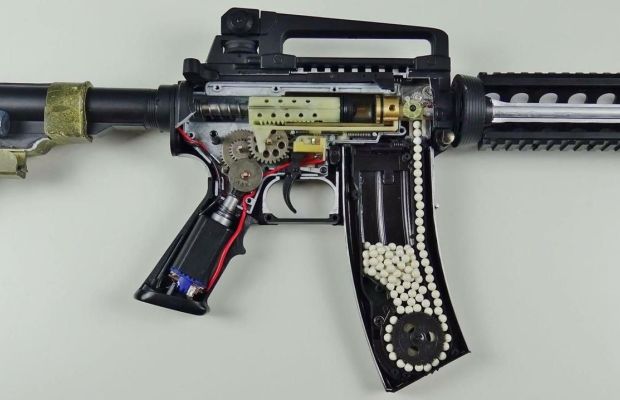 Průřez airsoftovou zbraní